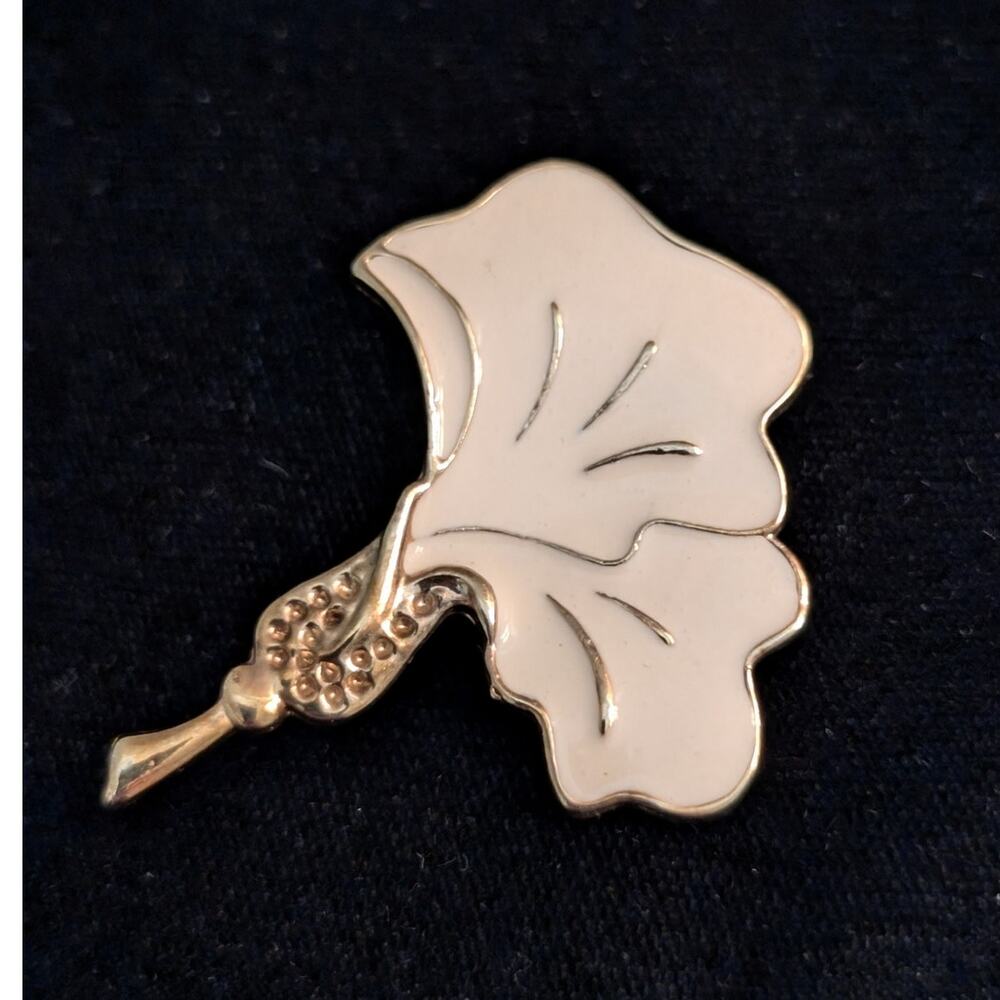 Vintage Cream Enamel Flower Gold Tone Brooch - Picture 1 of 3
